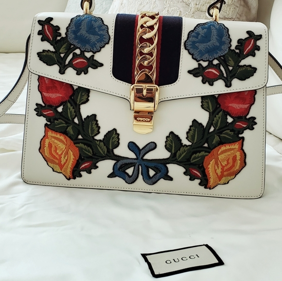 Autgentic Gucci Sylvie Medium - Picture 2 of 11